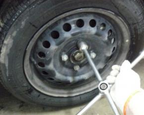 На допомогу автолюбителям: як відкрутити гайку колеса, якщо грані гайки зірвані (поради народних умільців)