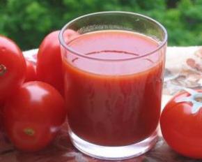 В период менопаузы женщинам полезно пить томатный сок
