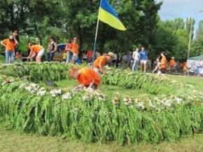 В Виннице сплели самый большой венок в Украине