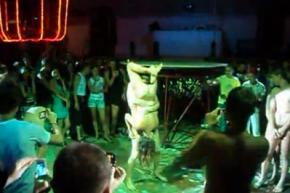 В украинском селе люди занимались сексом прям на сцене ночного клуба