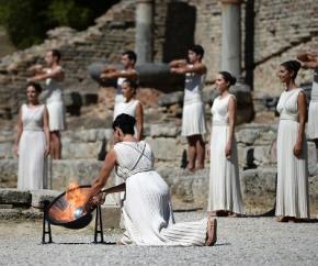 У Греції запалили олімпійський вогонь Сочі-2014