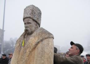 Більше чотирьох тисяч майданівців працюють над скульптурою Шевченка