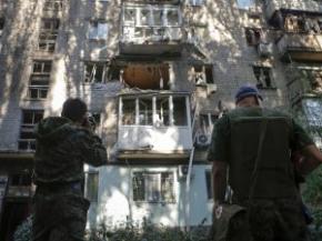 РНБО: бойовики на Донбасі обстрілюють житлові квартали і грабують магазини