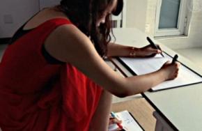 Жительница Китая одновременно пишет руками и ногами