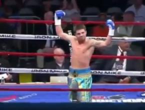Украинский боксер Евгений Хитров расправился с соперником за 30 секунд