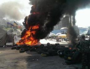 Майдан снова в огне, коммунальщики разбирают баррикады, активисты жгут шины