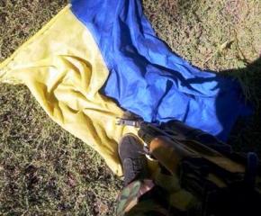 Спецназ РФ фотографируется на фоне искалеченных тел украинских воинов и топчется по украинскому флагу
