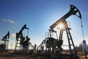 На мировых рынках нефть стремительно падает в цене