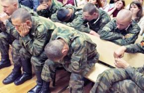 В армию РФ вернулось офицерское насилие, солдаты бегут из частей и прячутся по 