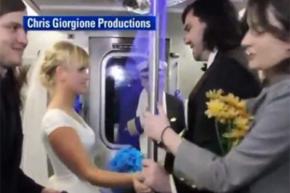 Американо-украинская пара сыграла свадьбу в вагоне метро