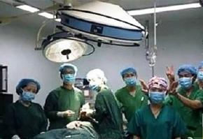 У Китаї лікарів вигнали з роботи через селфі з пацієнтом в операційній