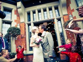 Закохані англійці відсвяткували 66 весіль в різних країнах