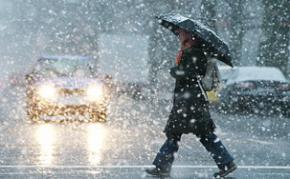 Новая неделя в Украине начинается мокрым снегом и гололедом на дорогах