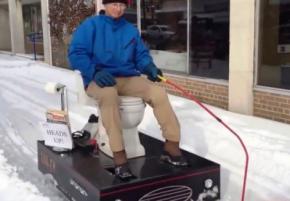 В американском городе улицу от снега почистили моторизированным унитазом