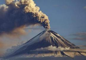 У Японії через виверження вулкана евакуюють населення