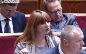Депутат Василь Амельченко міцно спить на засіданні ВР