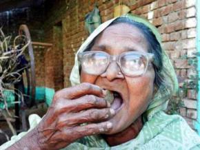 80-летняя бабуля каждый день с удовольствием съедает килограмм песка