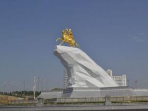 Президент Туркменистана поставил себе позолоченный памятник в центре столицы