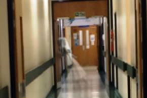 В Английской клинике ночной дежурный случайно сфотографировал привидение