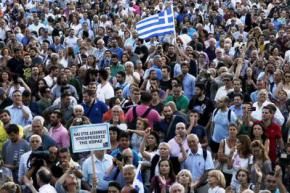 В Греции тысячи людей вышли на улицы с требованием остаться в Еврозоне