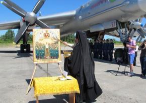 В России священник освятил авиабазу иконой Сталина
