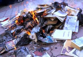 Окупанти в Криму знищують книги українською та кримськотатарською мовою