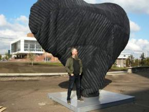 Російський художник зробив пам'ятник ватному серцю в Красноярську