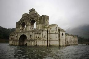 Над поверхнею водойми в Мексиці з'явився 400-річний затоплений храм