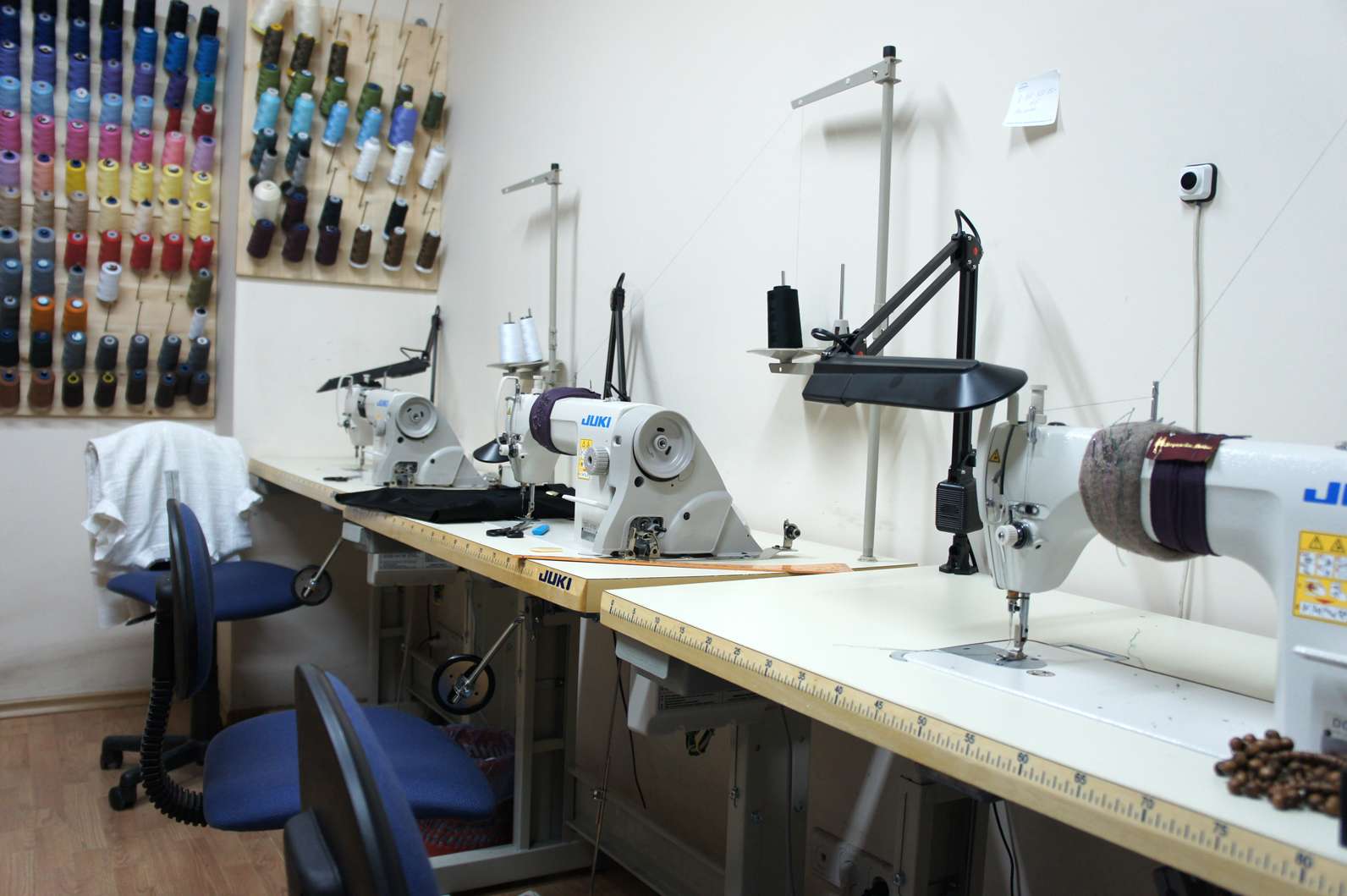 Изготовление швейного оборудования. Швейная мастерская. Оборудование для швейной мастерской. Мини Швейный цех. Мастерская пошива одежды.