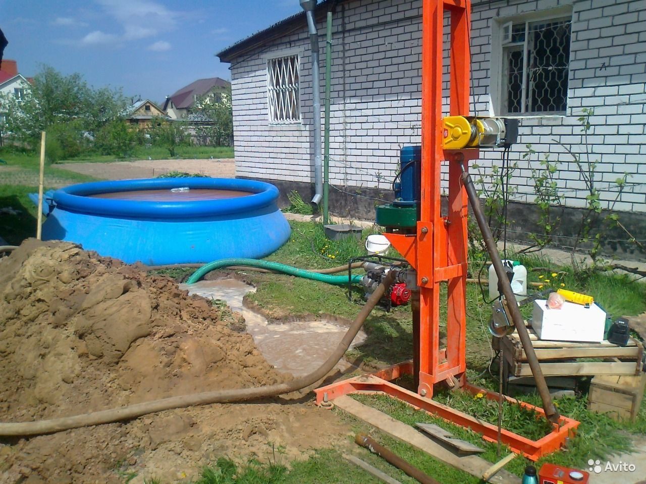 Бурят воду. Скважина на воду. Бурение скважин на воду. Скважина на участке. Бурение водяных скважин.