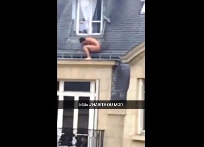 Очевидцы запечатлели на видео, как голый любовник выпрыгнул в окно