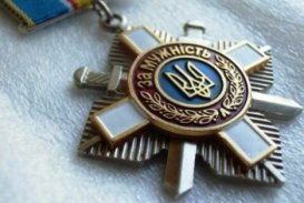 Сестра українського воїна повернула Порошенко орден брата 