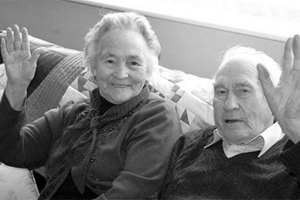Мужчина и женщина, прожившие вместе 70 лет, умерли с разницей в 4 минуты