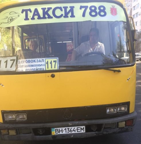 Одесский маршрутчик силой выгонял девушку из автобуса за украинский язык